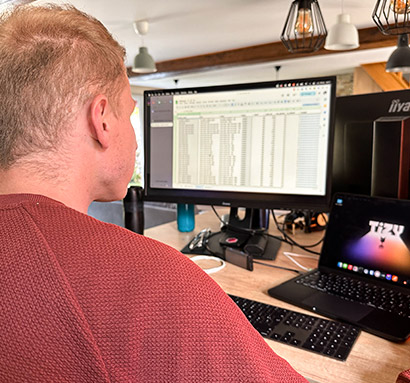 Analyse de données par Sylvain – Tizy Conseil Sylvain analyse un tableau de données pour un client chez Tizy