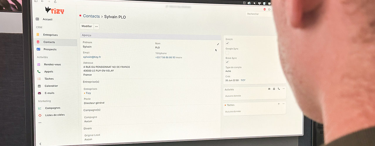 CRM pour PME Sylvain consulte une fiche client depuis le CRM