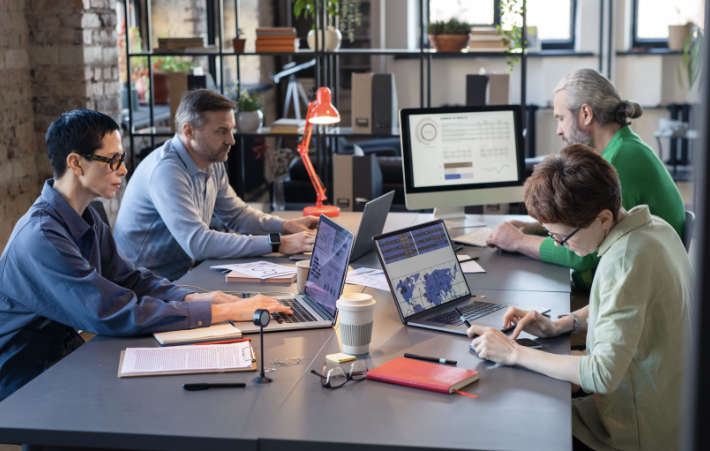 activité qui stagne 4 personnes qui travaillent dans un open-space