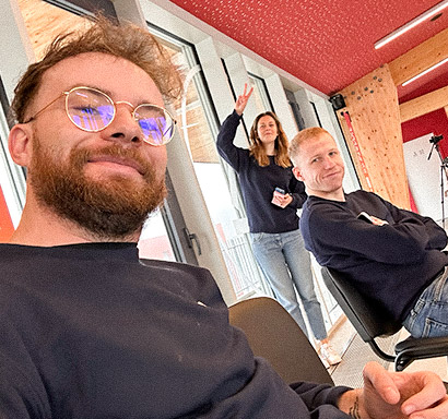 Maëlle, Simon et Sylvain lors de la conférence IA animée par Fabien